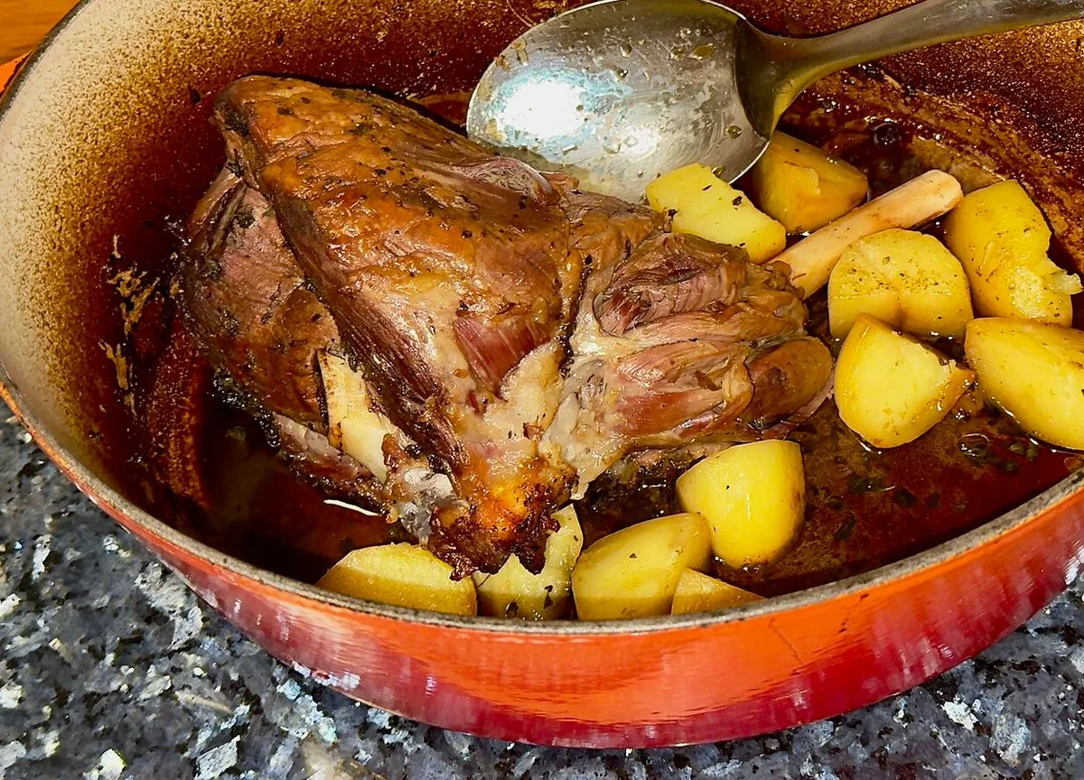 Fotografía ilustrativa: paleta de cordero asada con papas doradas en su jugo