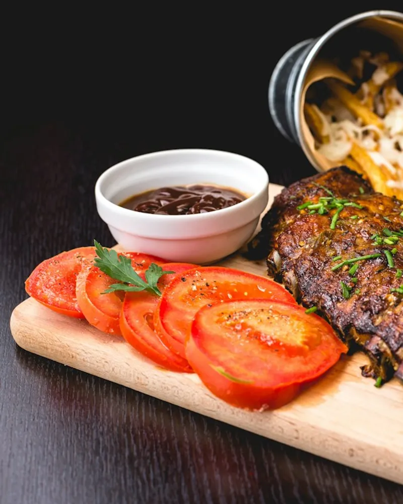 Costillar glaseado sobre tabla de madera