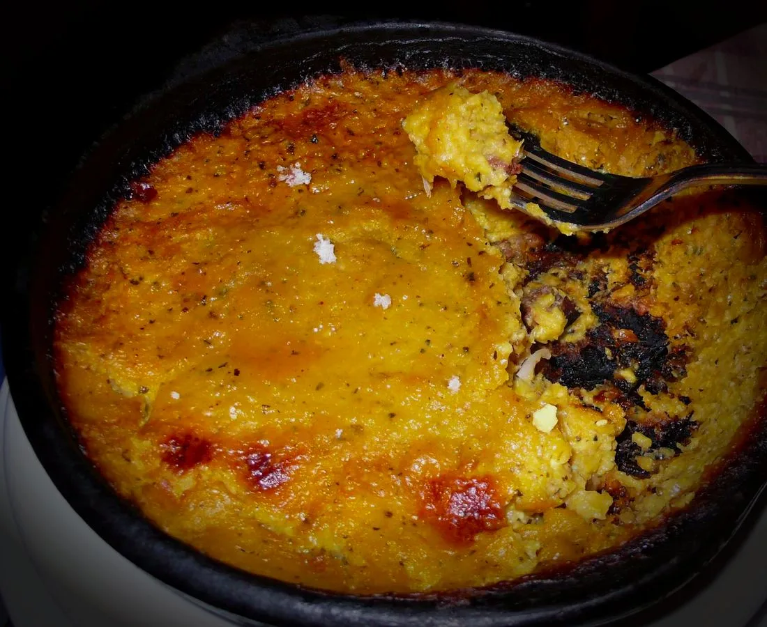 Fotografía ilustrativa: pastel de choclo gratinado en fuente de greda