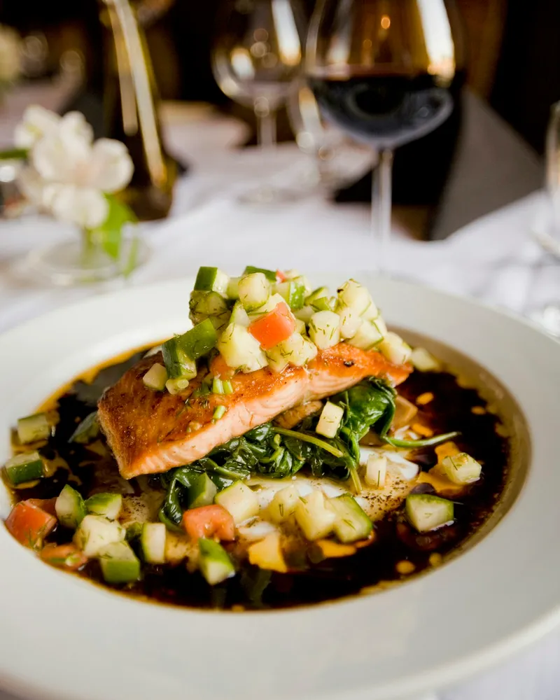 Filete de pescado emplatado con salsa y verduras